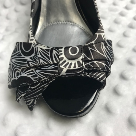 NWOB Unisa Black and White 4in heels, Size 8.5M - Picture 7 of 8